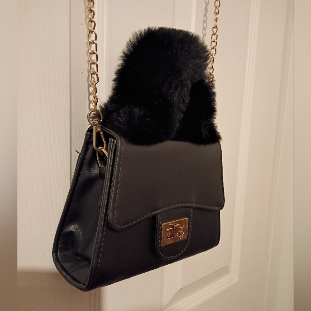 Small Black 🖤 Crossbody Purse With Fluffy Handle